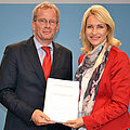 Übergabe des Altenberichts an Bundesseniorenministerin Manuela Schwesig. Foto: BMFSFJ Übergabe des Altenberichts an Bundesseniorenministerin Manuela Schwesig. Foto: BMFSFJ